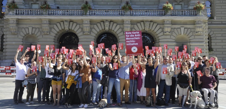 Rote Karte Aktion Bundeshaus Rote Karte Aktion gegen Selbstbestimmungsinitiative